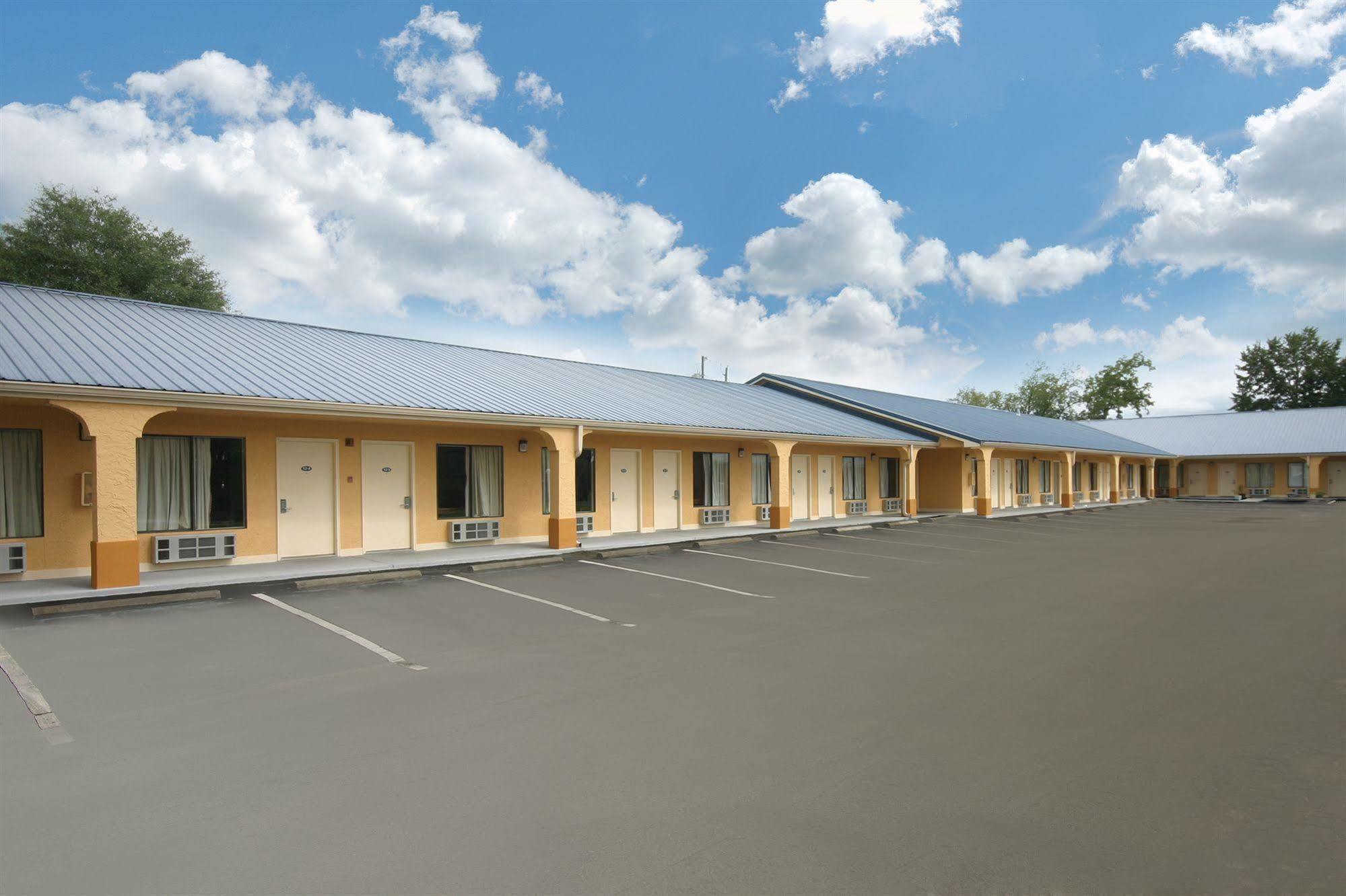 Days Inn By Wyndham ดิฟันนิแอ็ค สปริงส์ ภายนอก รูปภาพ
