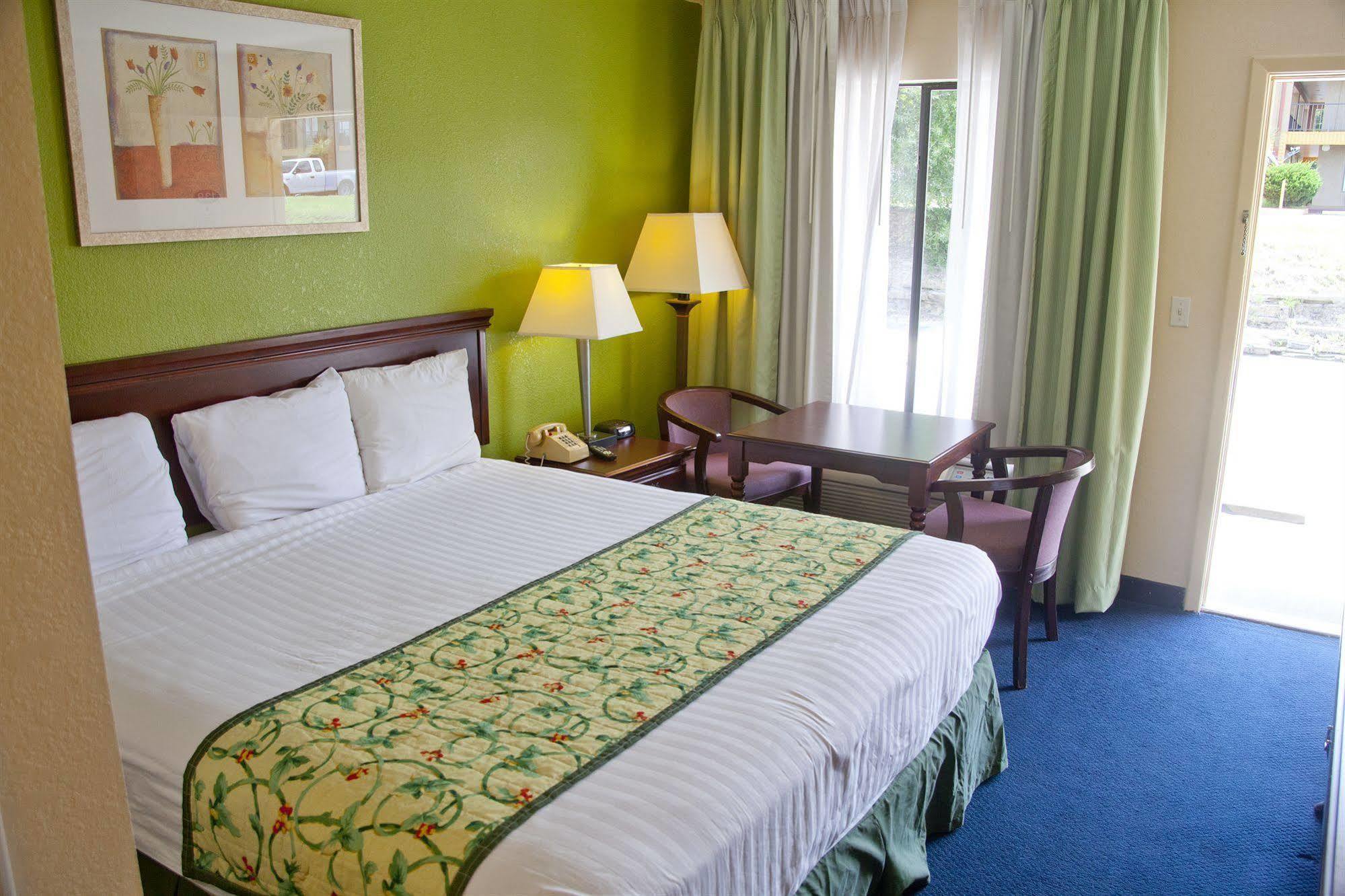Days Inn By Wyndham ดิฟันนิแอ็ค สปริงส์ ภายนอก รูปภาพ