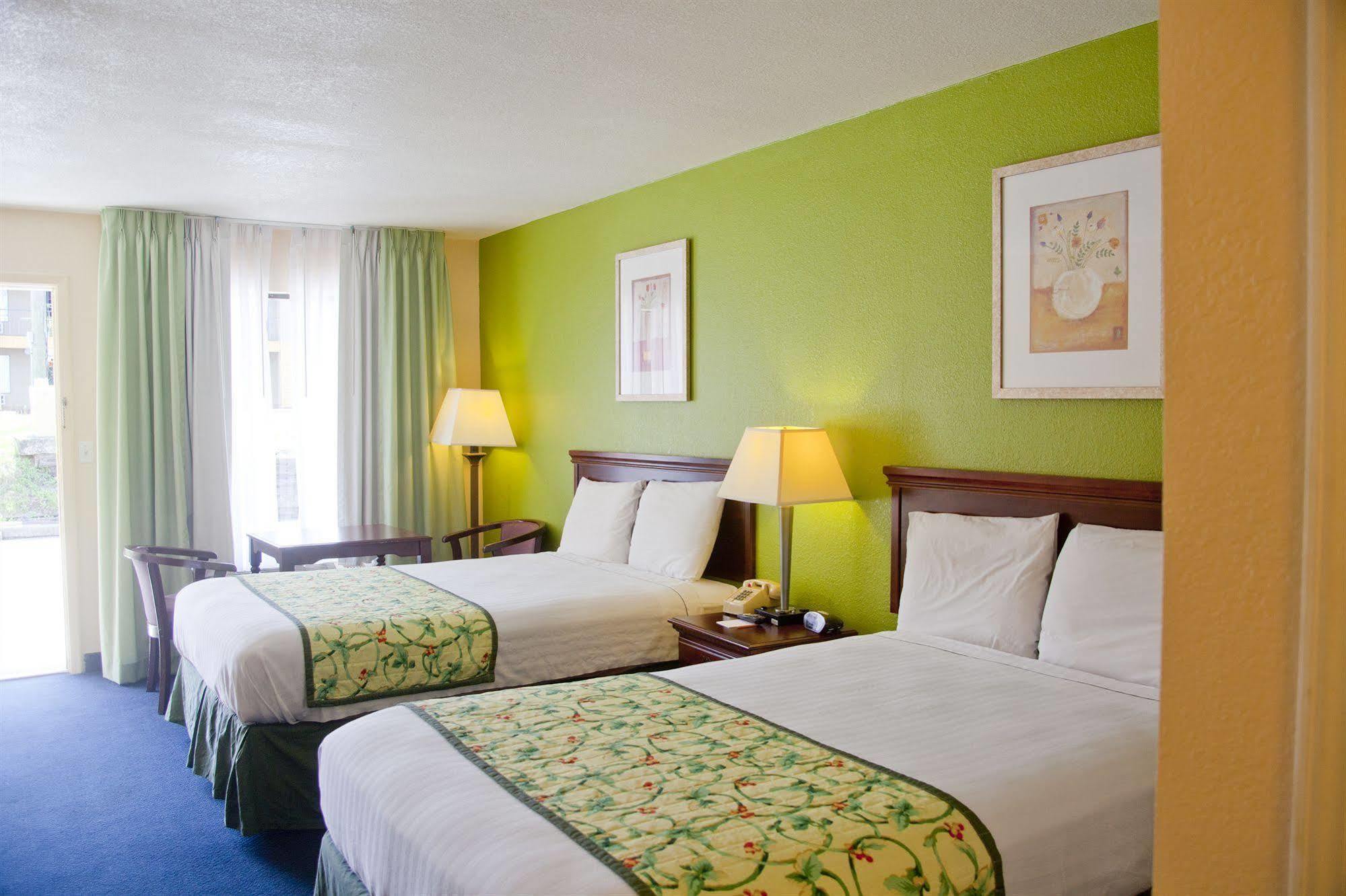 Days Inn By Wyndham ดิฟันนิแอ็ค สปริงส์ ภายนอก รูปภาพ